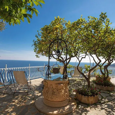 Lepanto House Holiday home *